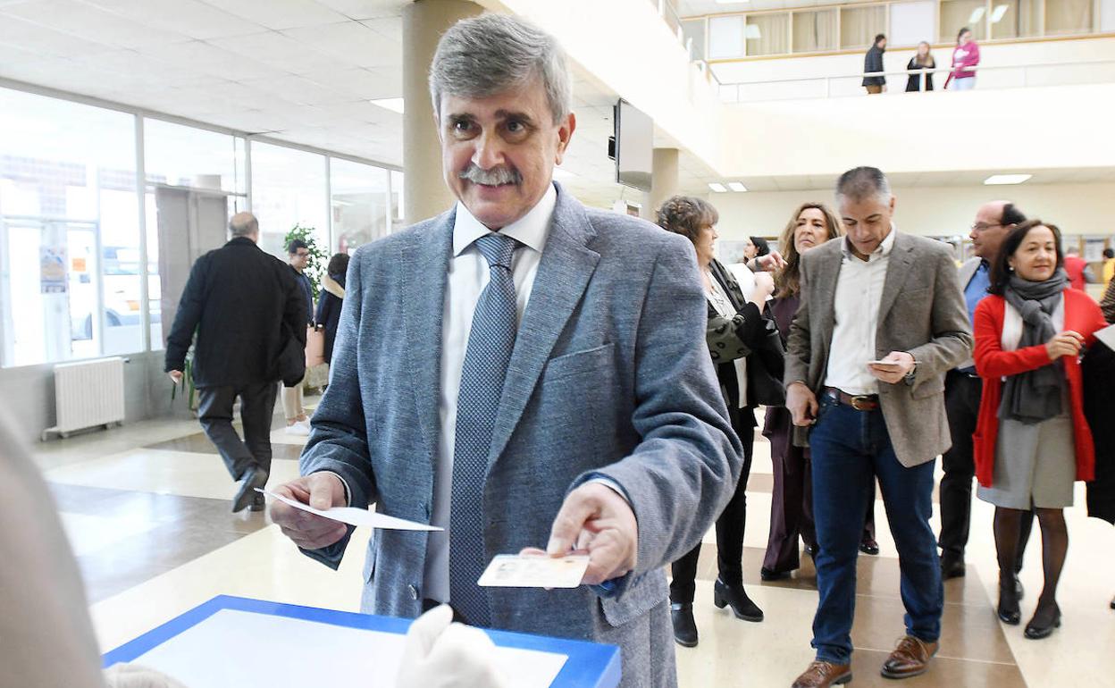 Juan Francisco García Marín durante la votación de hoy.