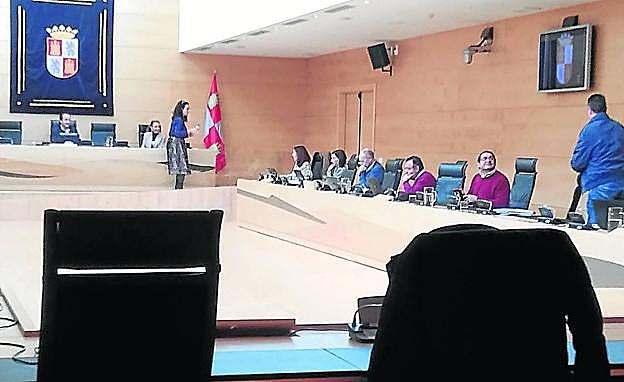 Los procuradores hoy, dejando una silla libre entre ellos para mantener el metro de distancia.