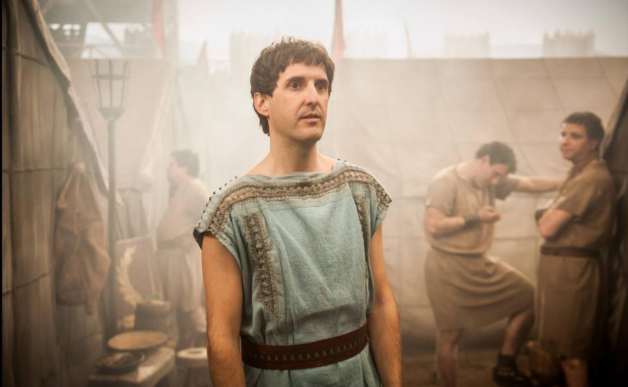 El actor Julián López, como Manio Sempronio Galba, en un fotograma de 'Justo antes de Cristo'. R. C.