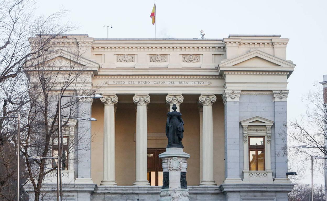 Fachada del edificio Casón del Buen Retiro del Museo del Prado con la estatua de la Reina María Isabel de Braganza, en Madrid.