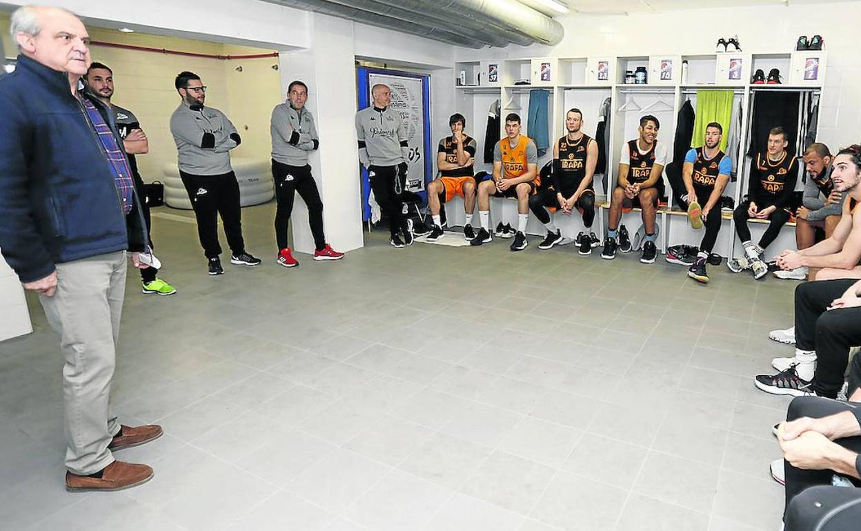 El presidente del Chocolates Trapa, Gonzalo Ibáñez, comenta la situación con la plantilla y el cuerpo técnico, ayer en el Pabellón.