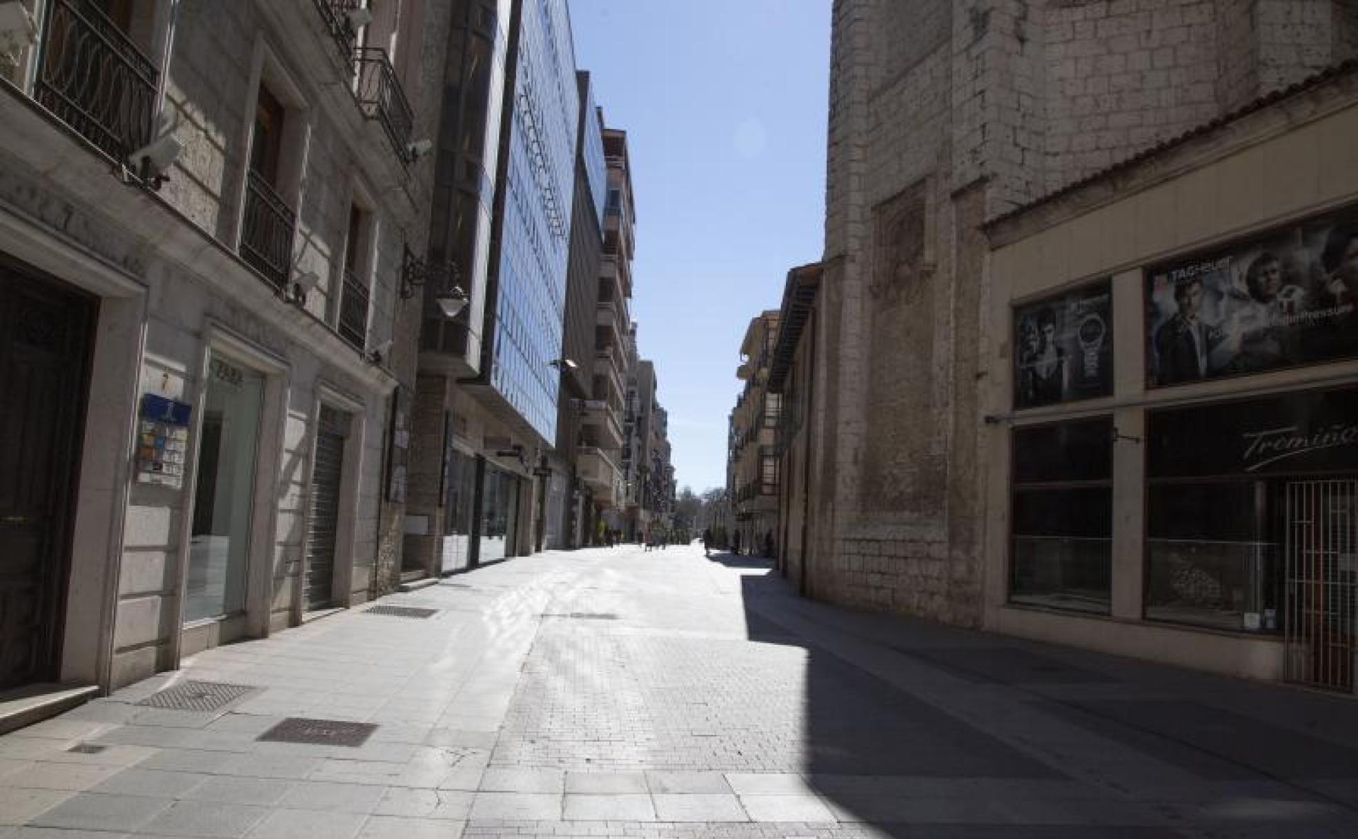 La calle Santiago, vacía a las dos de la tarde.