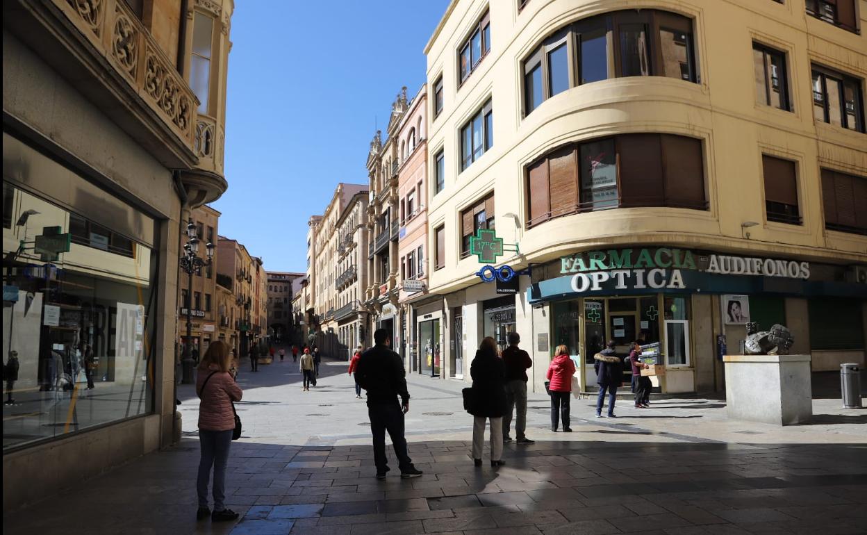 Colas en una céntrica farmacia salmantina. 