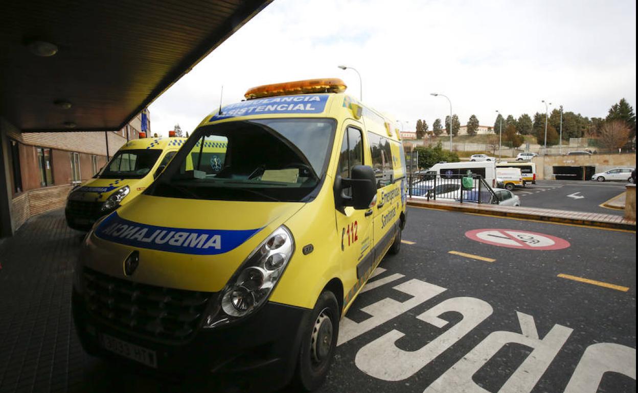 Ambuilancias a las puertas del hospital.