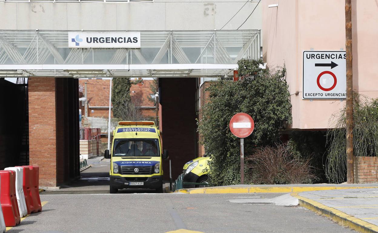 Una ambulancia en las urgencias del hospital Río Carrión de la capital. 