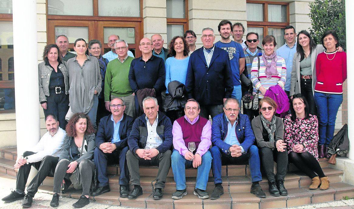 Miguel García Herrero, octavo por la derecha de pie, junto a profesores y al personal en su reconocimiento.
