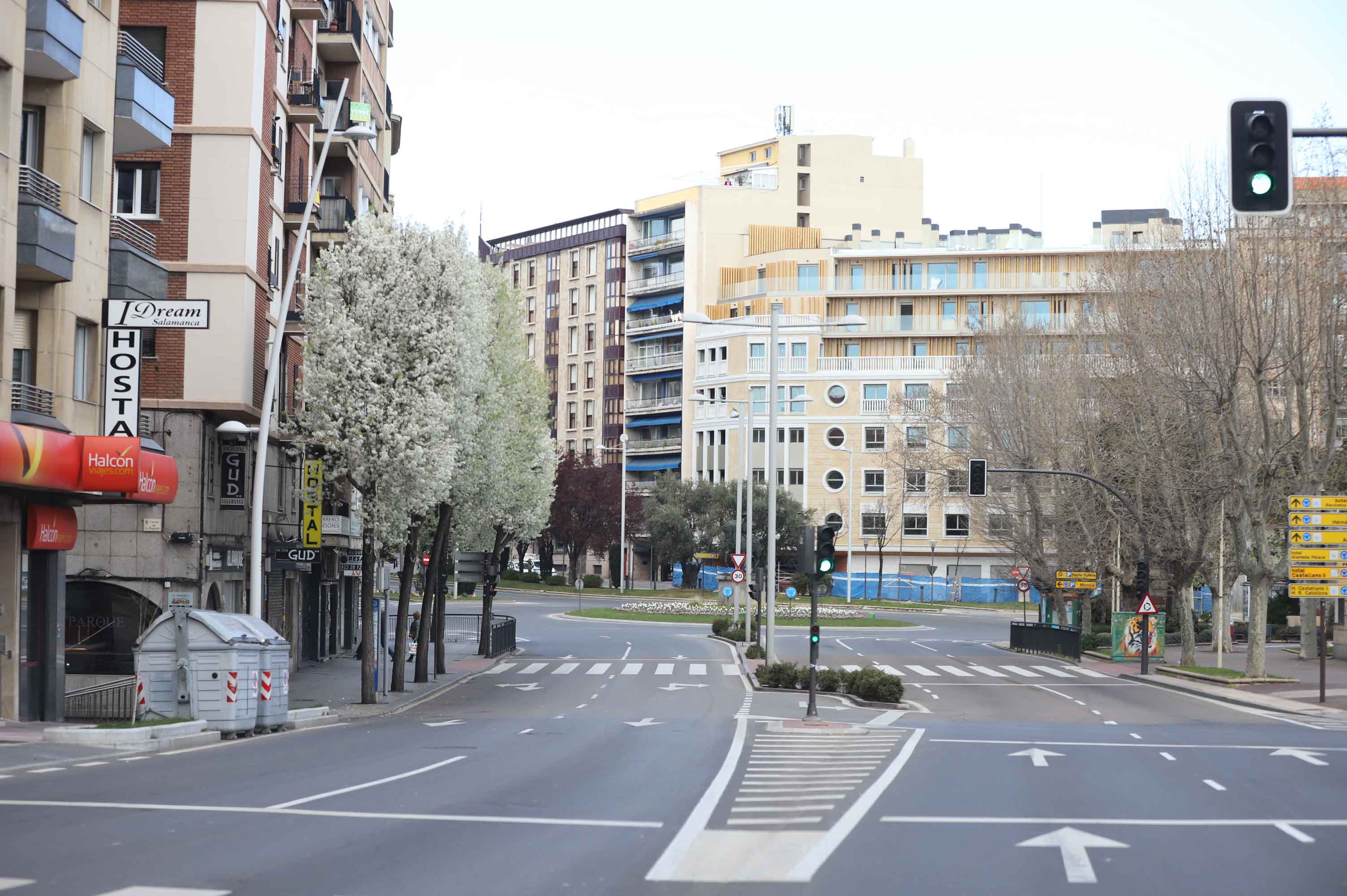 Salamanca ha vivido hoy el primer día en estado de alerta con las calles prácticamente vacías. 