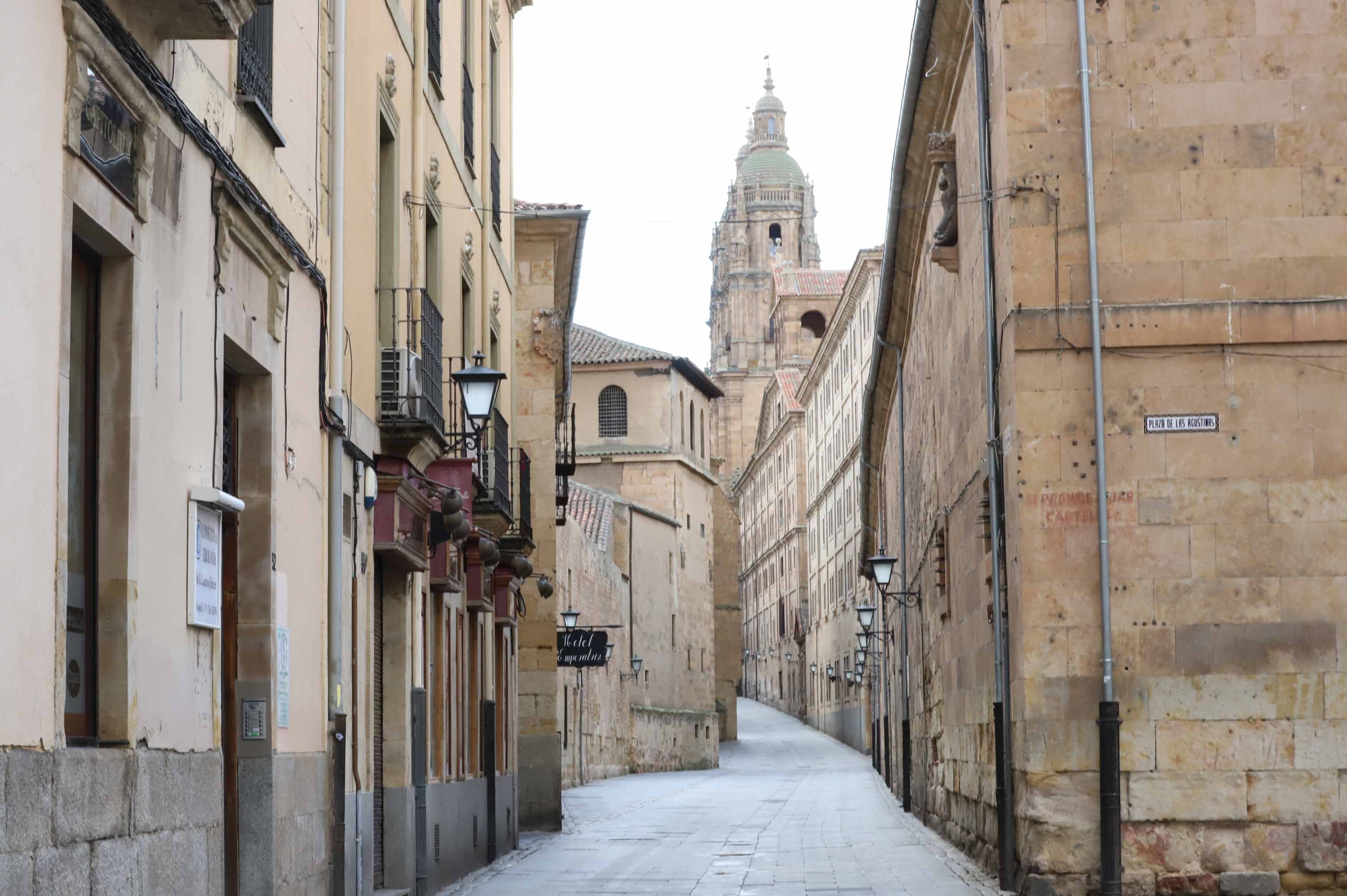 Salamanca ha vivido hoy el primer día en estado de alerta con las calles prácticamente vacías. 