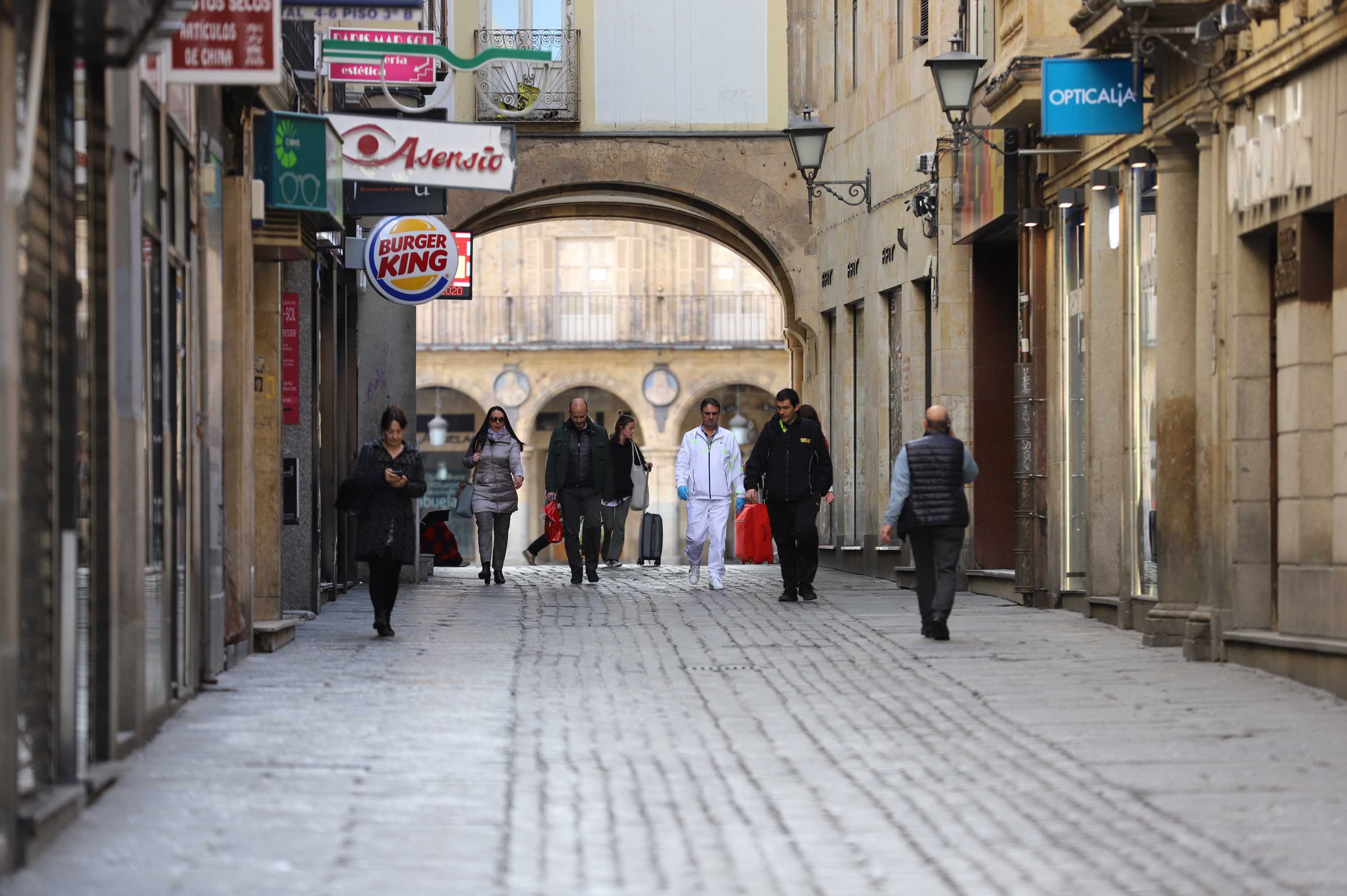 Salamanca ha vivido hoy el primer día en estado de alerta con las calles prácticamente vacías. 