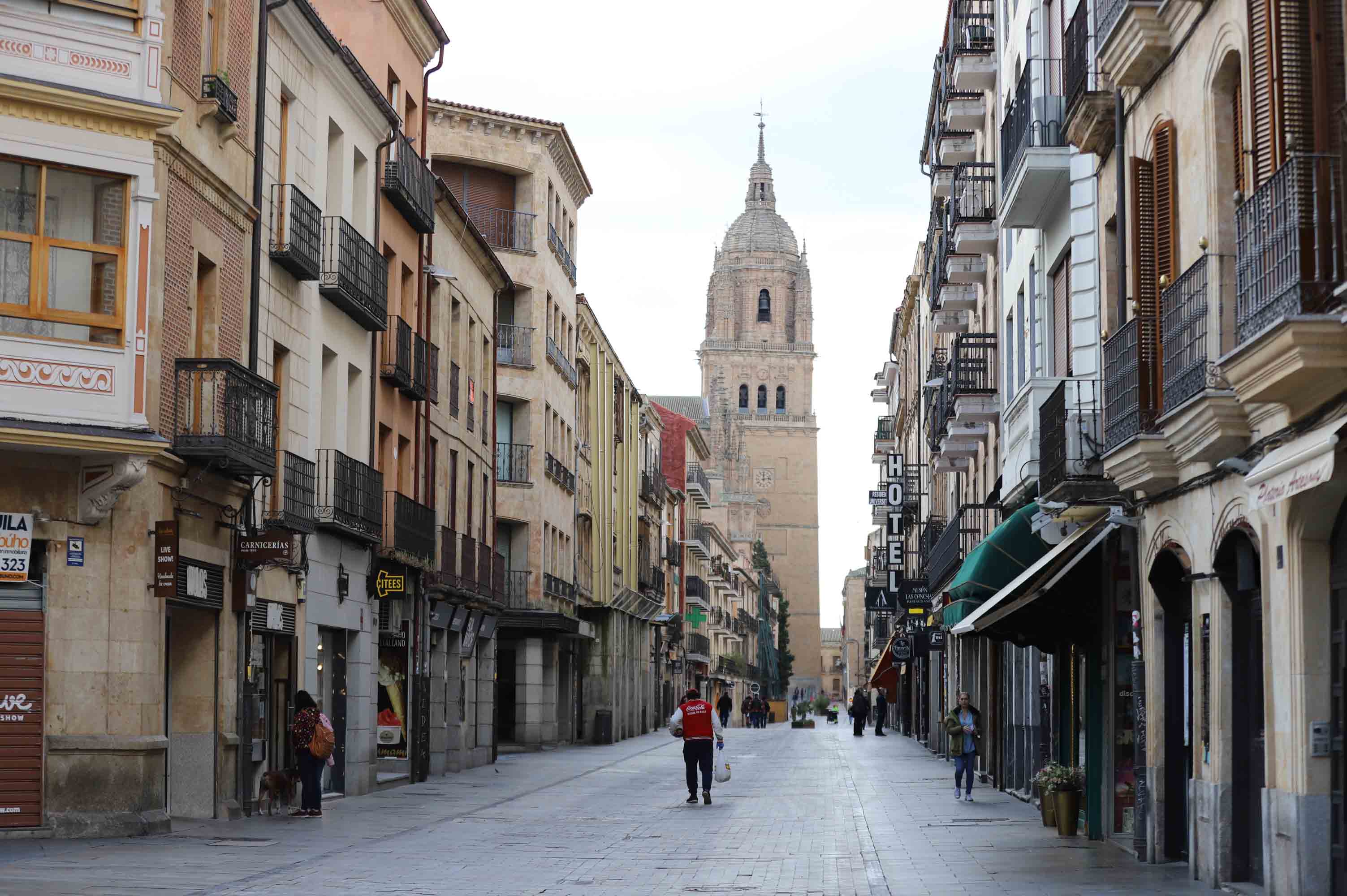 Salamanca ha vivido hoy el primer día en estado de alerta con las calles prácticamente vacías. 