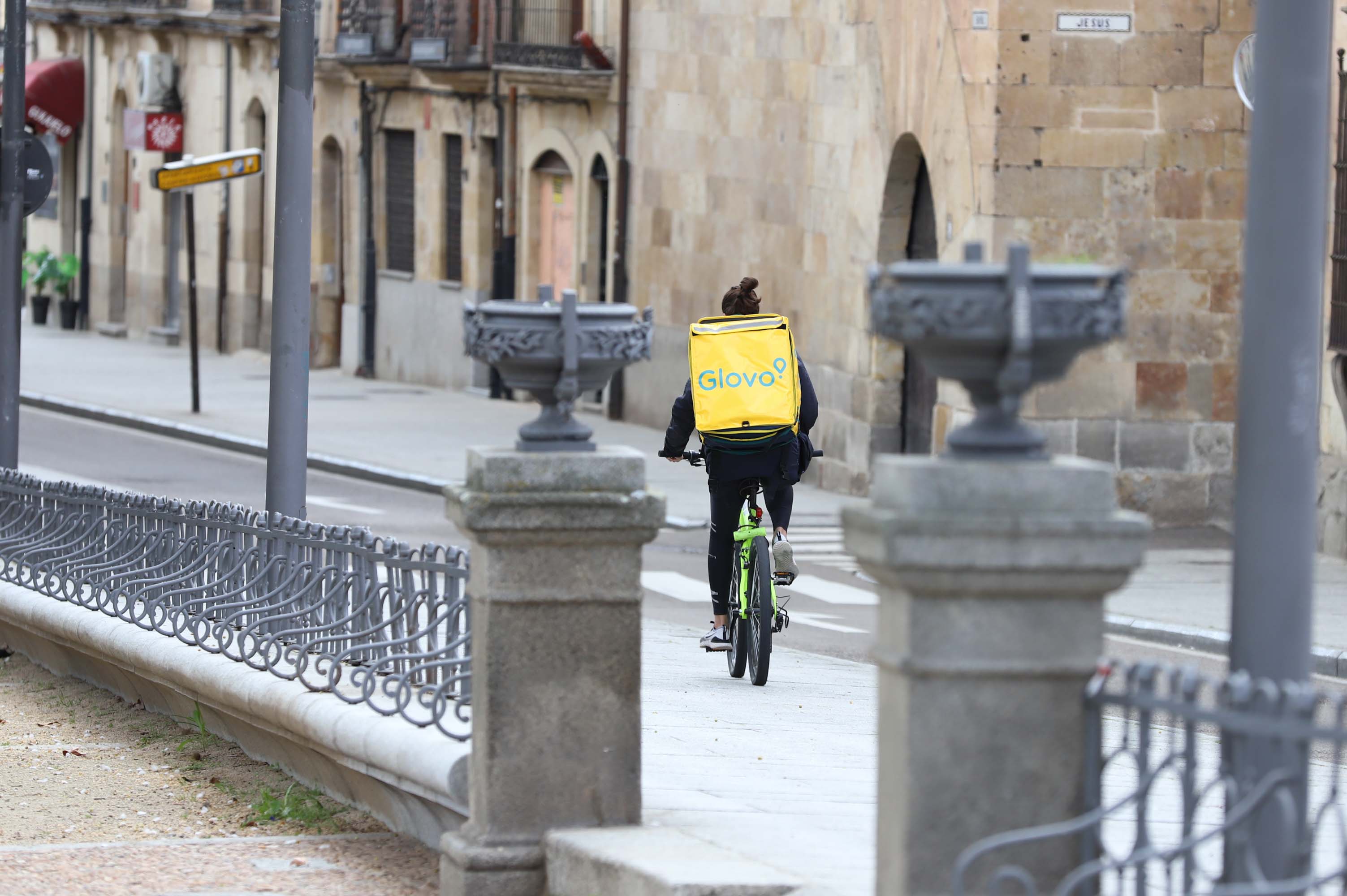 Salamanca ha vivido hoy el primer día en estado de alerta con las calles prácticamente vacías. 