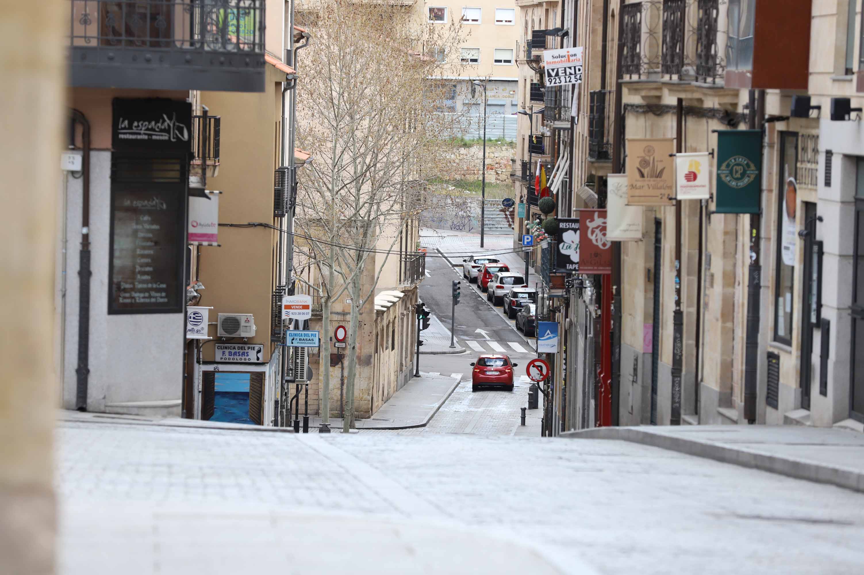 Salamanca ha vivido hoy el primer día en estado de alerta con las calles prácticamente vacías. 