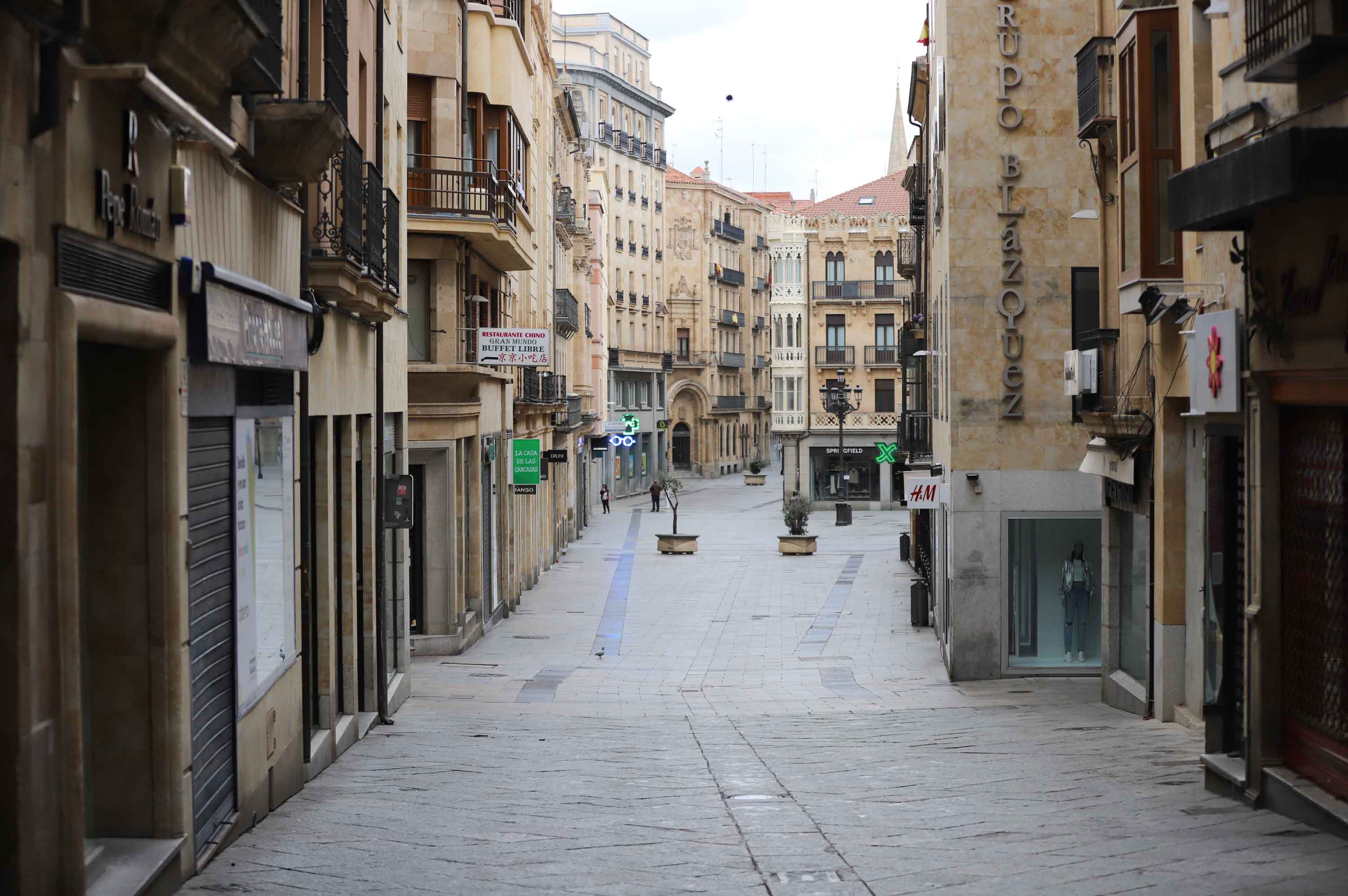 Salamanca ha vivido hoy el primer día en estado de alerta con las calles prácticamente vacías. 