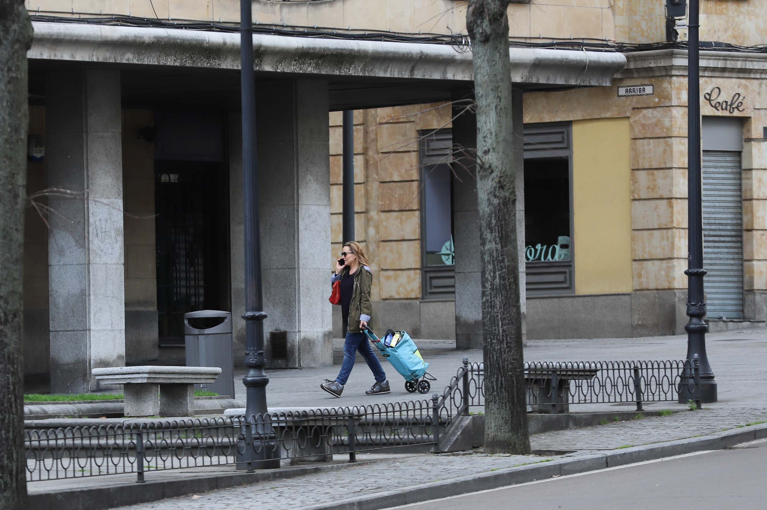 Salamanca ha vivido hoy el primer día en estado de alerta con las calles prácticamente vacías. 
