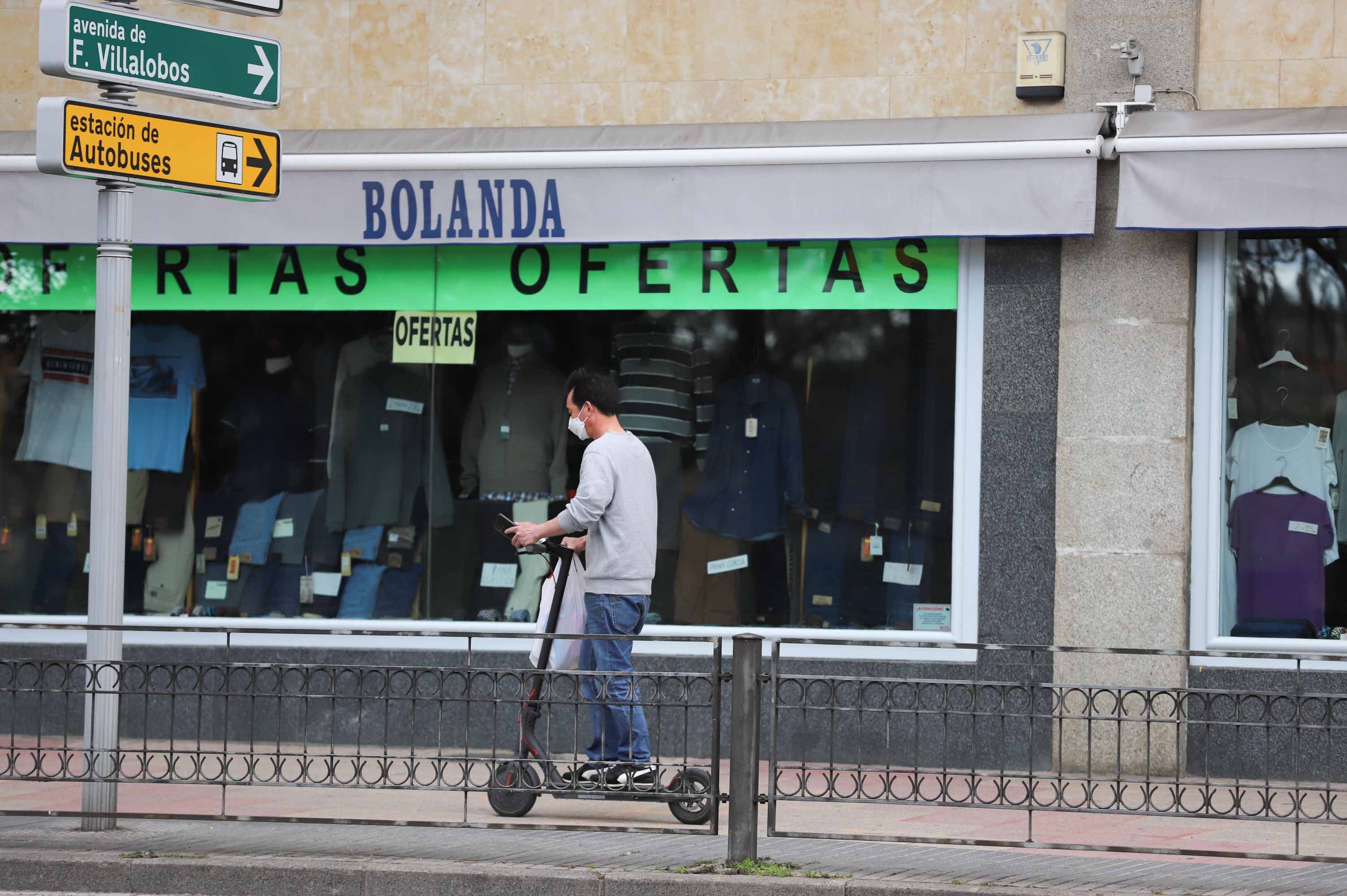 Salamanca ha vivido hoy el primer día en estado de alerta con las calles prácticamente vacías. 