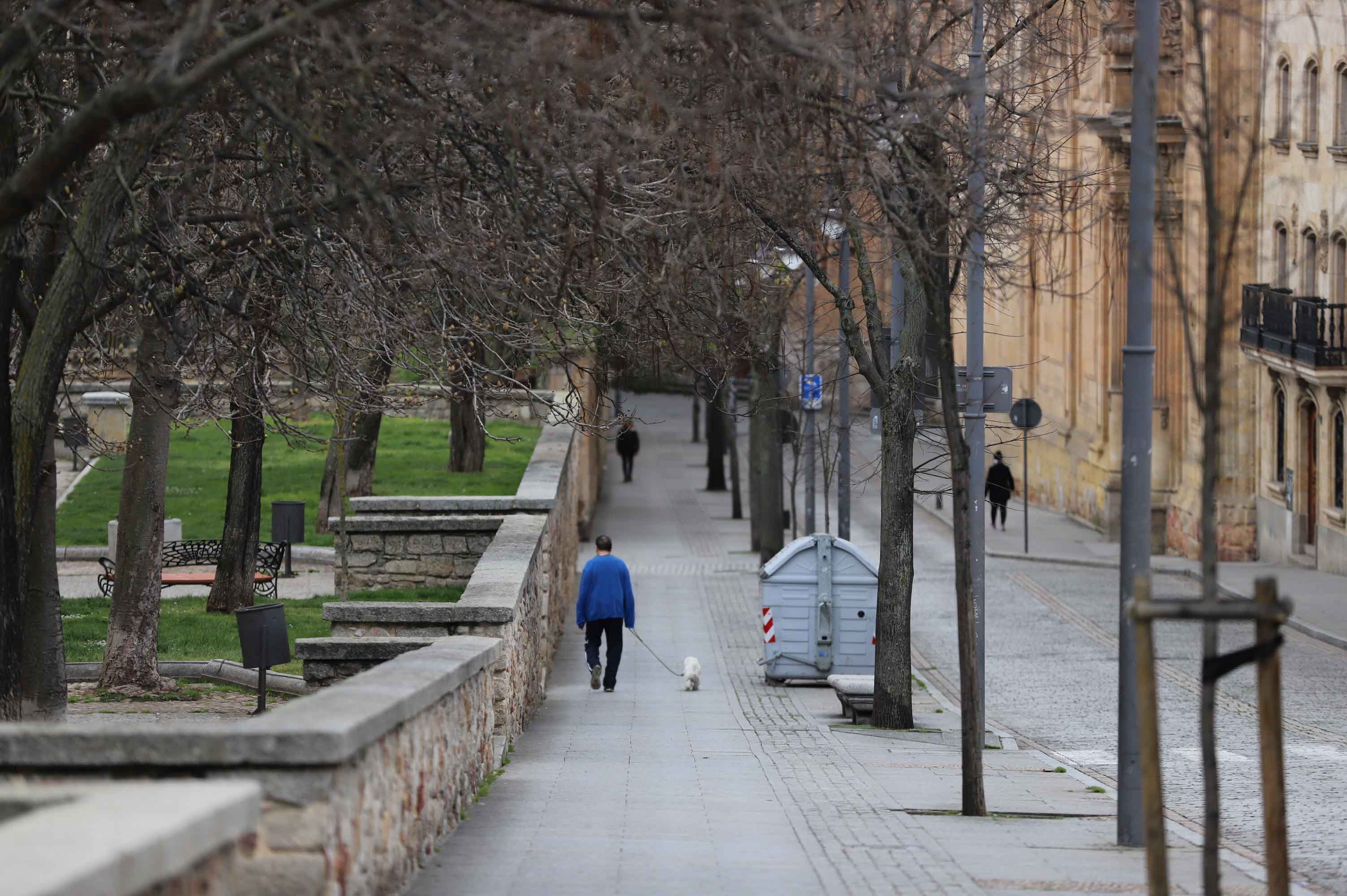 Salamanca ha vivido hoy el primer día en estado de alerta con las calles prácticamente vacías. 