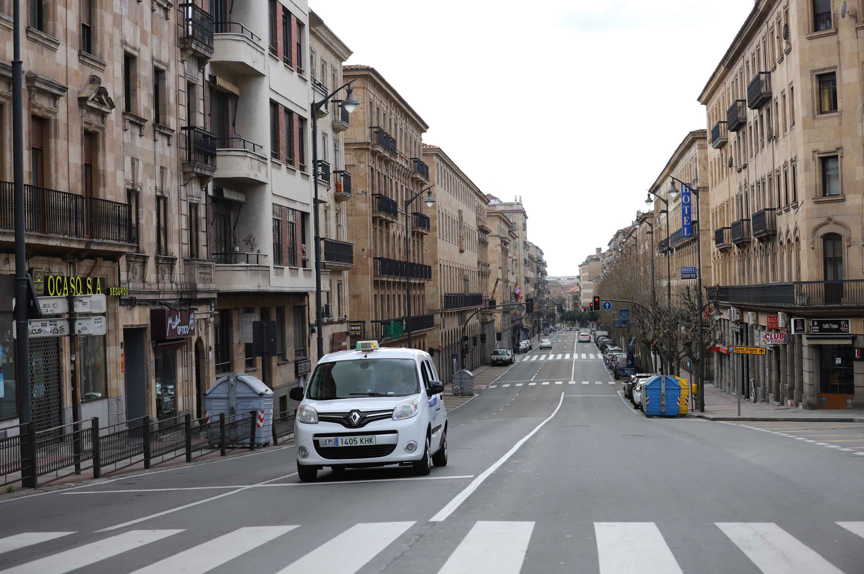 Salamanca ha vivido hoy el primer día en estado de alerta con las calles prácticamente vacías. 
