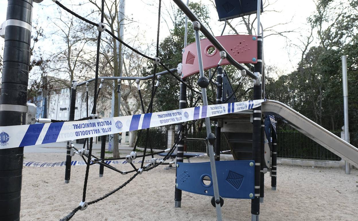 Un zona de juegos infantiles de Valladolid, precintada por la Policía