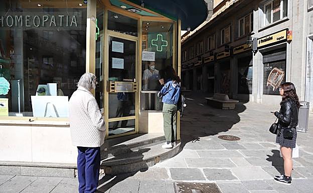 Atención en una farmacia.
