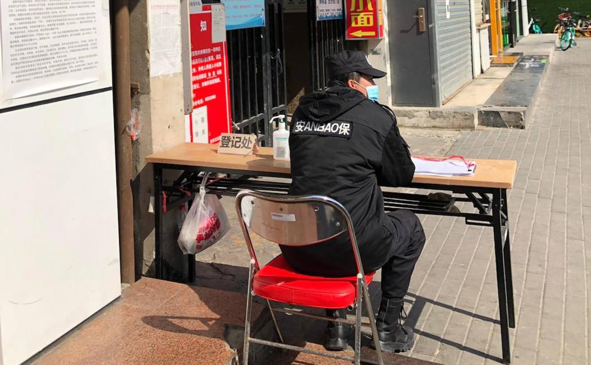 Control de seguridad en una calle de Pekín.