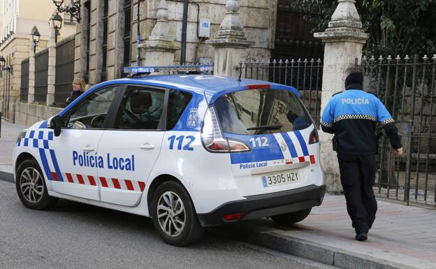 La Policía corta los accesos al Monte el Viejo de Palencia y los agentes intentan controlar la afluencia de personas en la calle