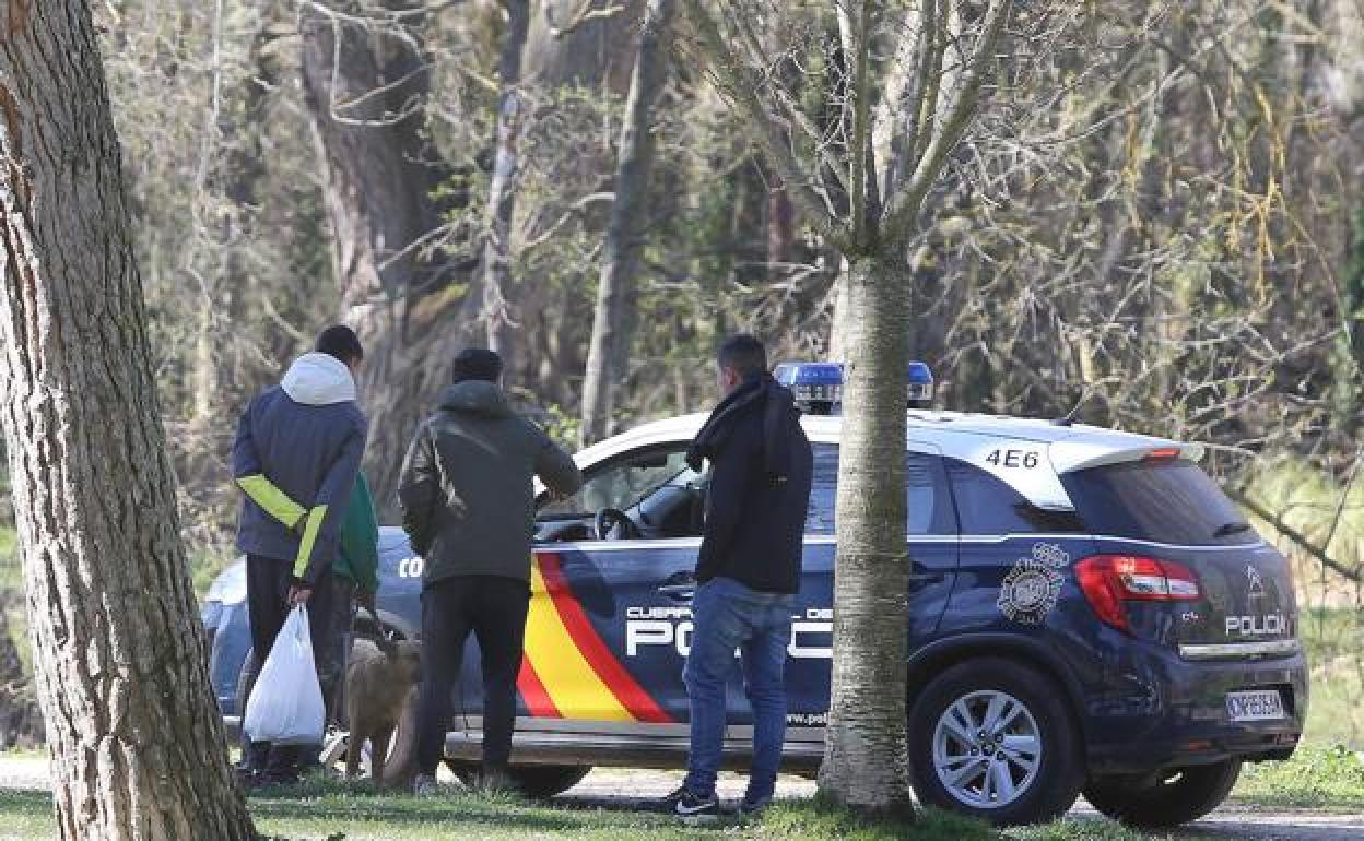 La Policía Nacional apercibe a varios viandantes, ayer en el parque del Sotillo de la capital. 