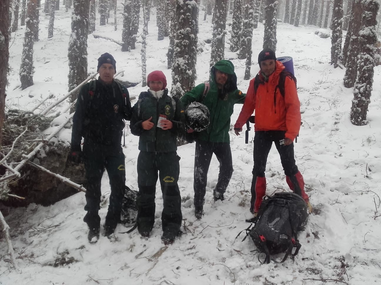 Fotos: Rescate en Navacerrada de dos senderistas que se saltan el estado de alarma