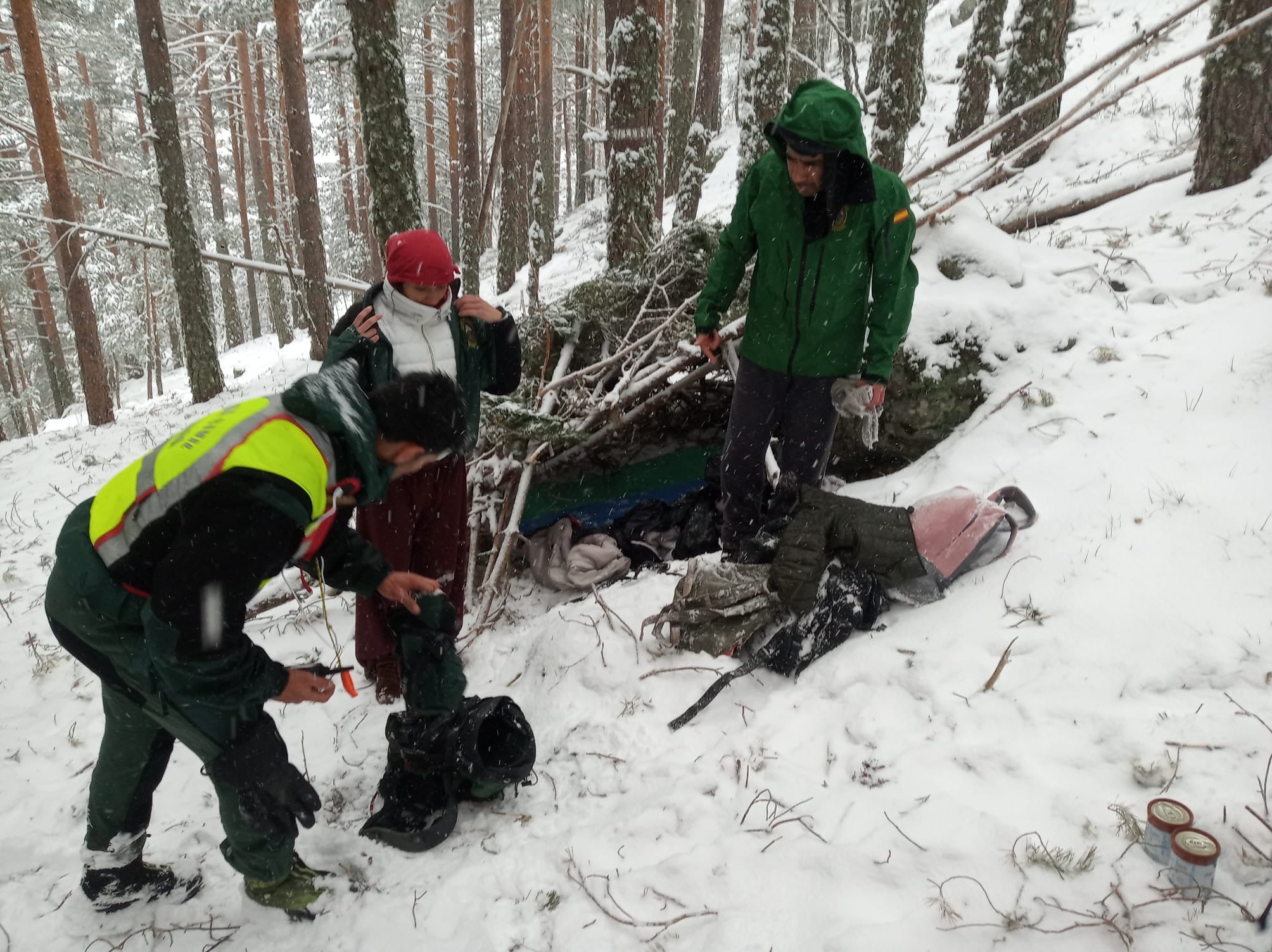 Fotos: Rescate en Navacerrada de dos senderistas que se saltan el estado de alarma