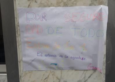 Imagen secundaria 1 - A pesar de que no estaba en el plan del día, Marta y Diego dedican parte de la mañana a hacer tareas. Debajo, el cartel mojado que hizo Marta el sábado para evitar aglomeraciones en el estanco y la colchoneta mojada. 