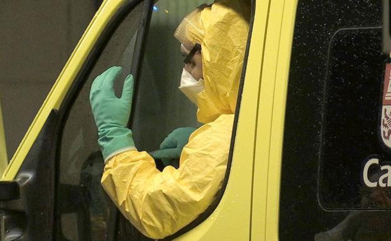 Un conductor de ambulancia con el traje de protección frente al coronavirus.