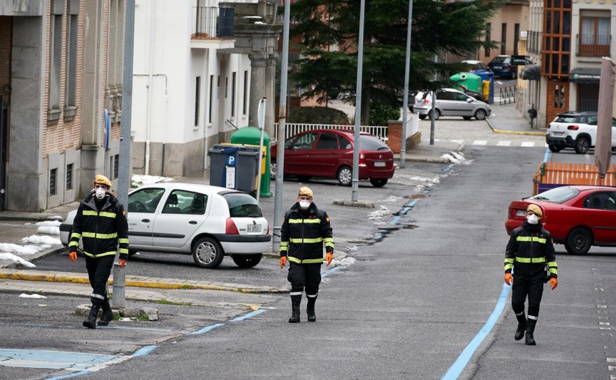 Efectivos de la Unidad Militar de Emergencia (UME) se despliega por las calles de Ávila.