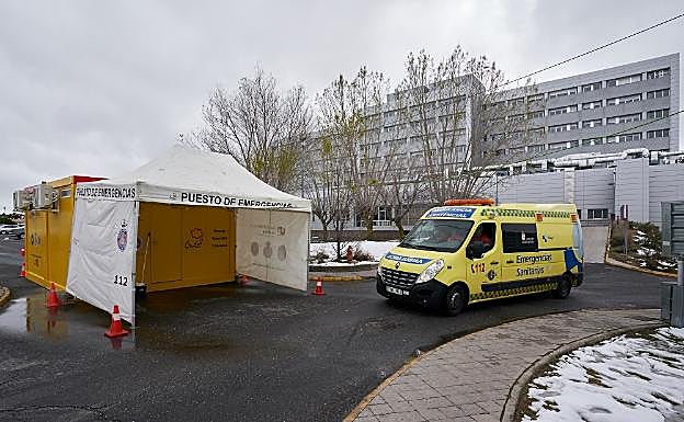 Galería. Carpa de triaje delante del Hospital