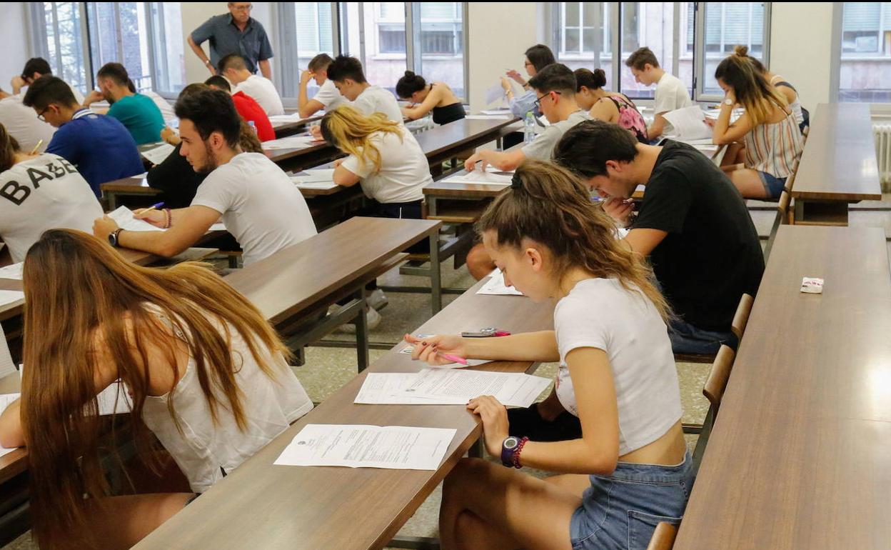 Varios jóvenes se enfrentan a una de las pruebas de la EBAU del curso pasado en Salamanca. 