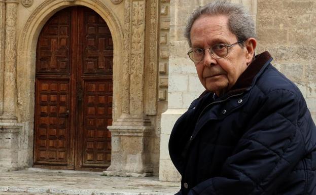 El catedrático emétiro de la UVA Javier de Lorenzo, frente al Palacio de Santa Cruz de Valladolid. 