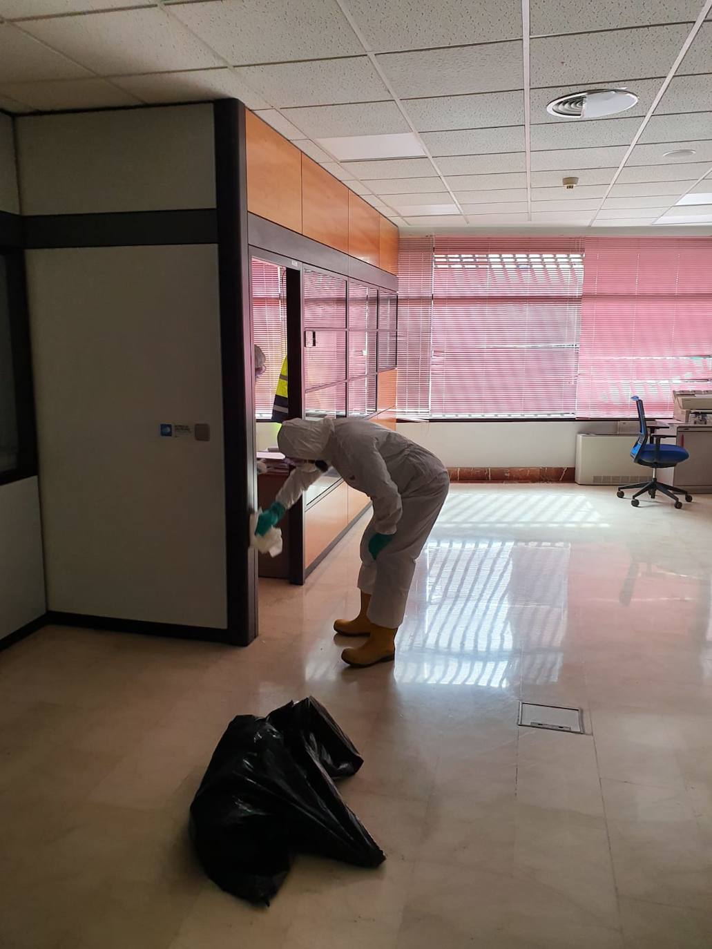 Efectivos de la Unidad militar de Emergencia han desinfectado hoy las estancias de la sede de la Dirección General de Tráfico en Valladolid.