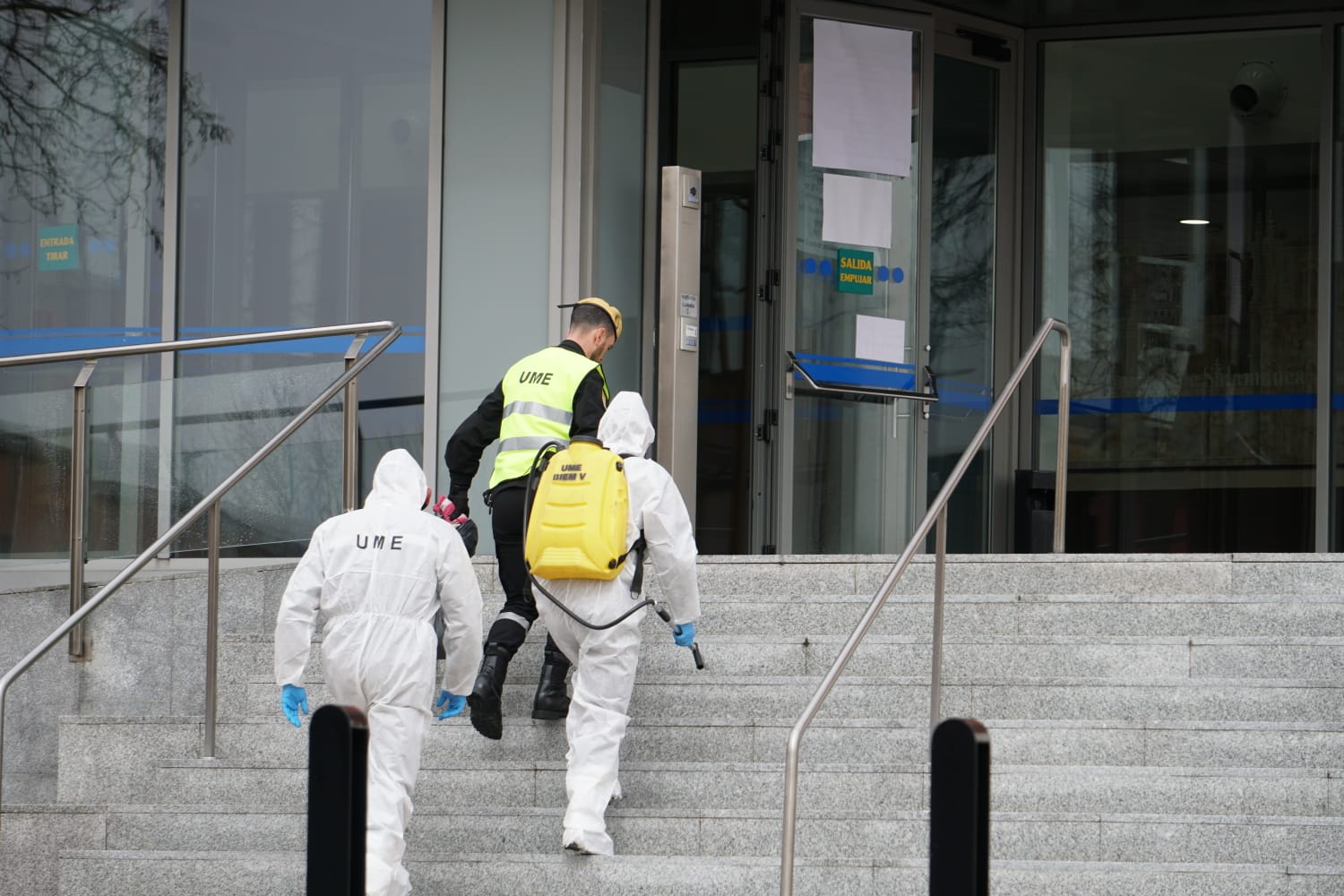 Fotos: La UME desinfecta las calles de Salamanca