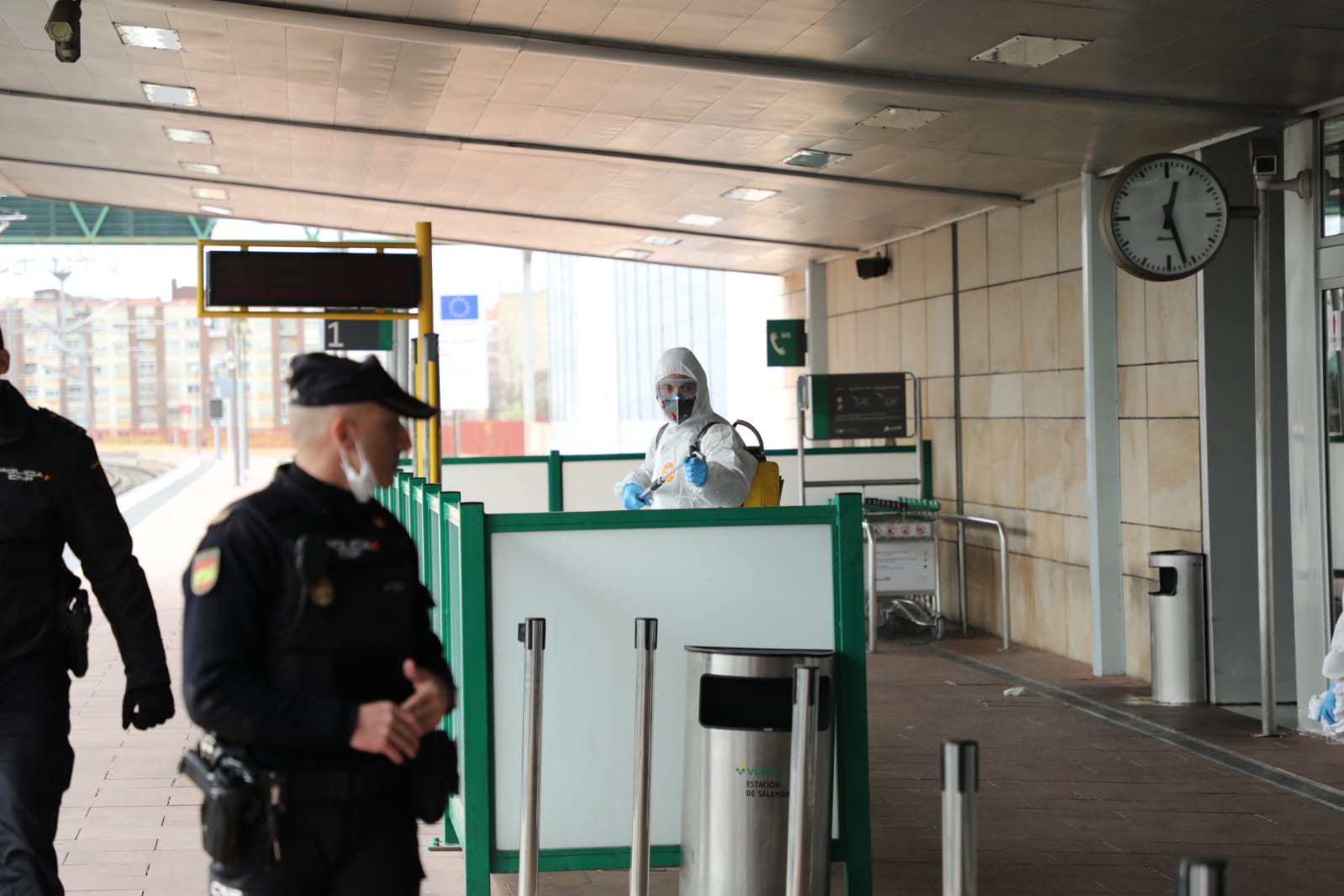 Fotos: La UME desinfecta las calles de Salamanca