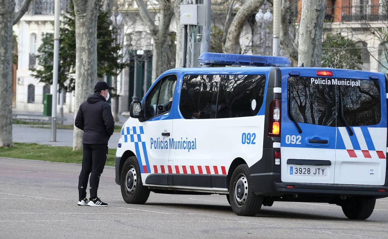 La Policía Local informa a un joven en la Acera de Recoletos.