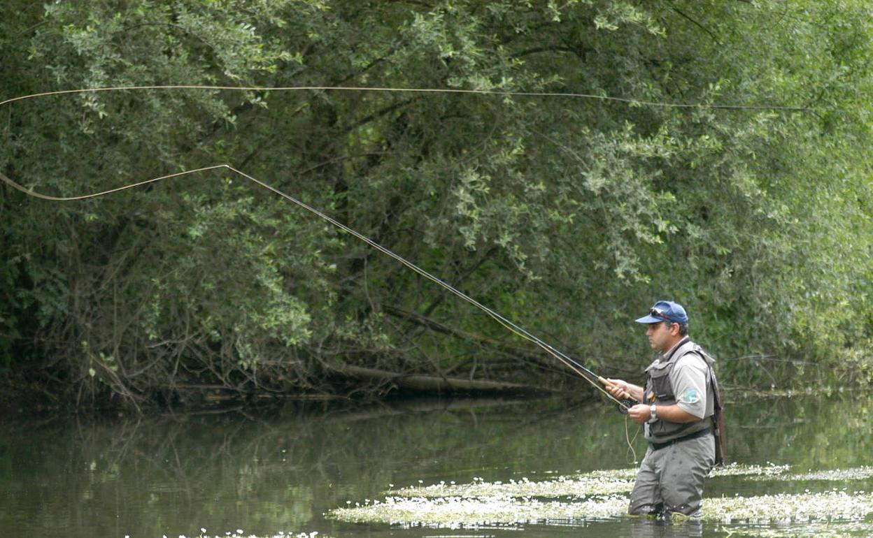 Un pescador, en una foto de archivo. 