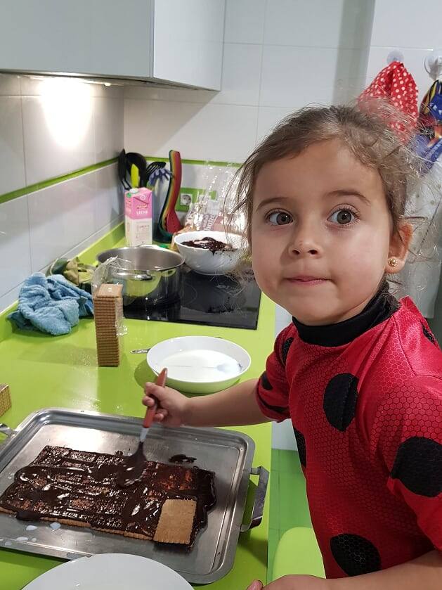 Imagen secundaria 2 - Coronavirus: Recetario para la cuarentena: Tarta de galletas y chocolate para el Día del Padre, por Nora (3 años)