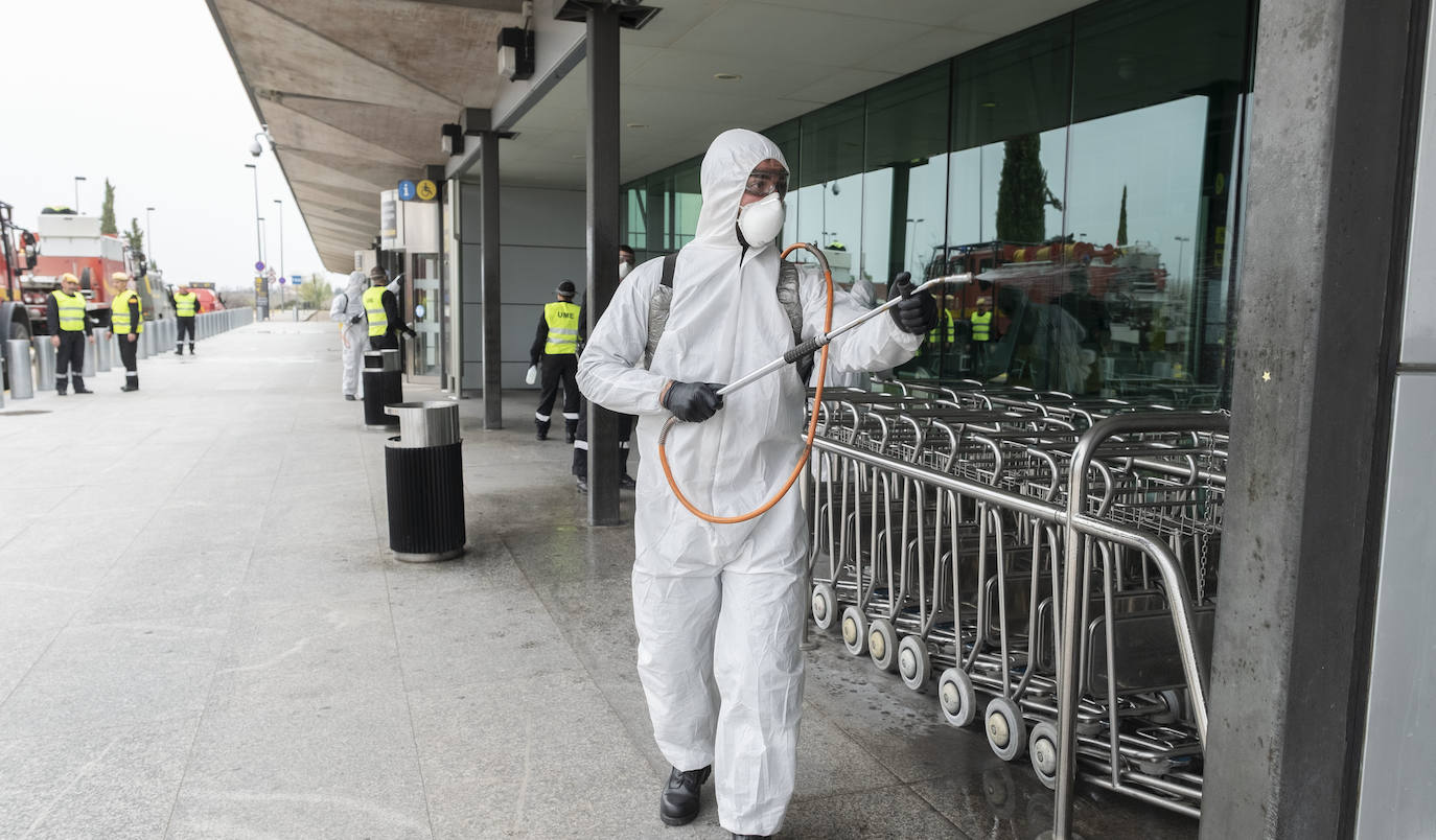 Fotos: La UME desinfecta el aeropuerto de Villanubla para luchar contra la propagación del coronavirus