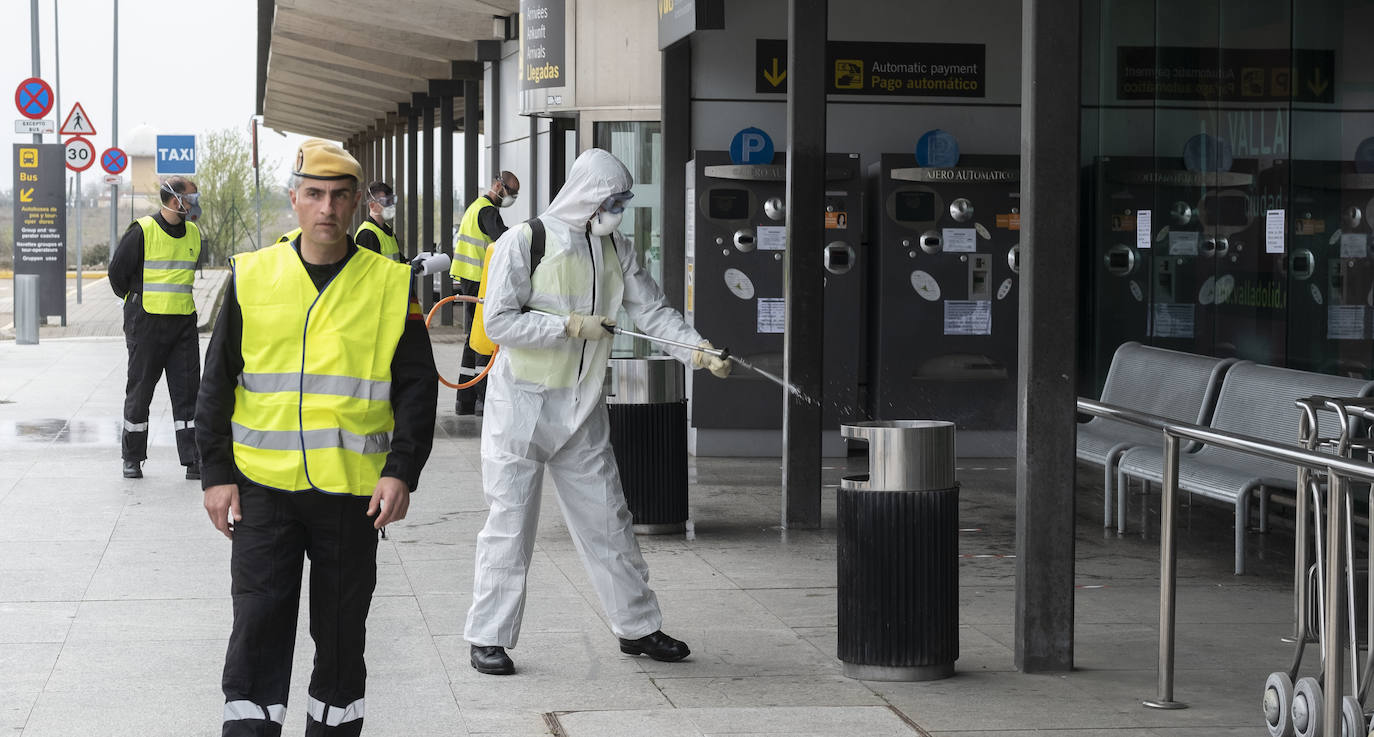 Fotos: La UME desinfecta el aeropuerto de Villanubla para luchar contra la propagación del coronavirus