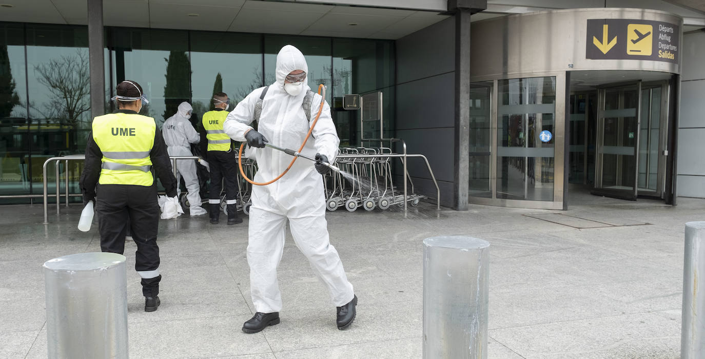 Fotos: La UME desinfecta el aeropuerto de Villanubla para luchar contra la propagación del coronavirus