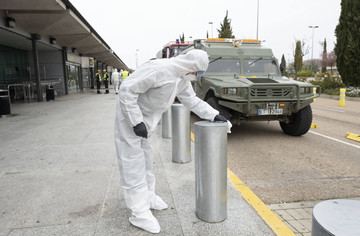 Fotos: La UME desinfecta el aeropuerto de Villanubla para luchar contra la propagación del coronavirus