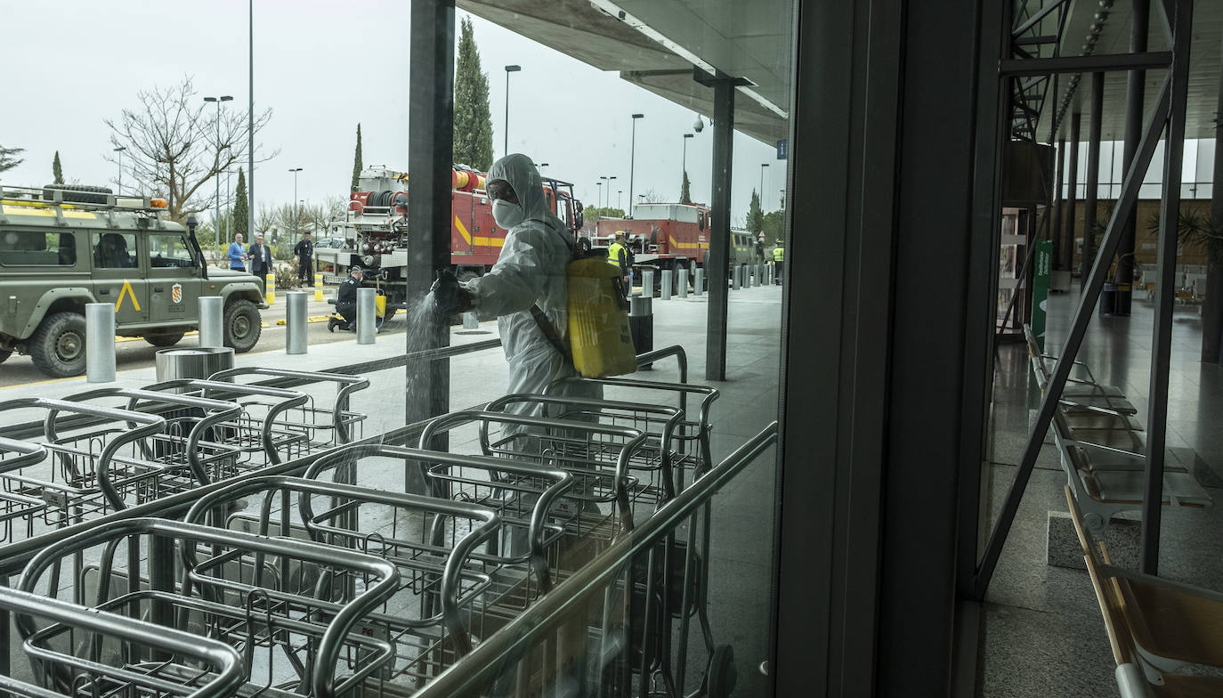 Fotos: La UME desinfecta el aeropuerto de Villanubla para luchar contra la propagación del coronavirus