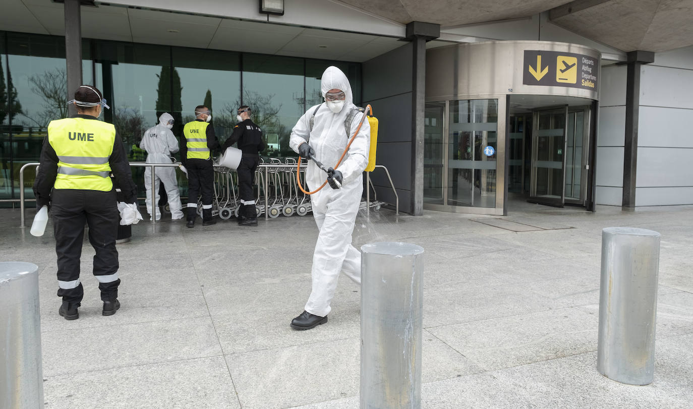 Fotos: La UME desinfecta el aeropuerto de Villanubla para luchar contra la propagación del coronavirus