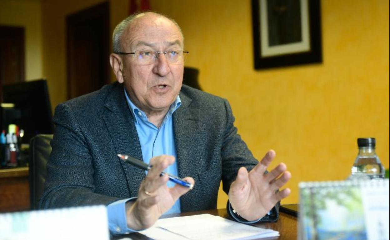 Emilio Álvarez, en su despacho de la Subdelegación.