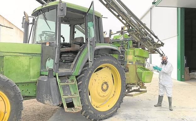 Uno de los agricultores de Bobadilla del Campo que prestará su colaboración para desinfectar las calles.