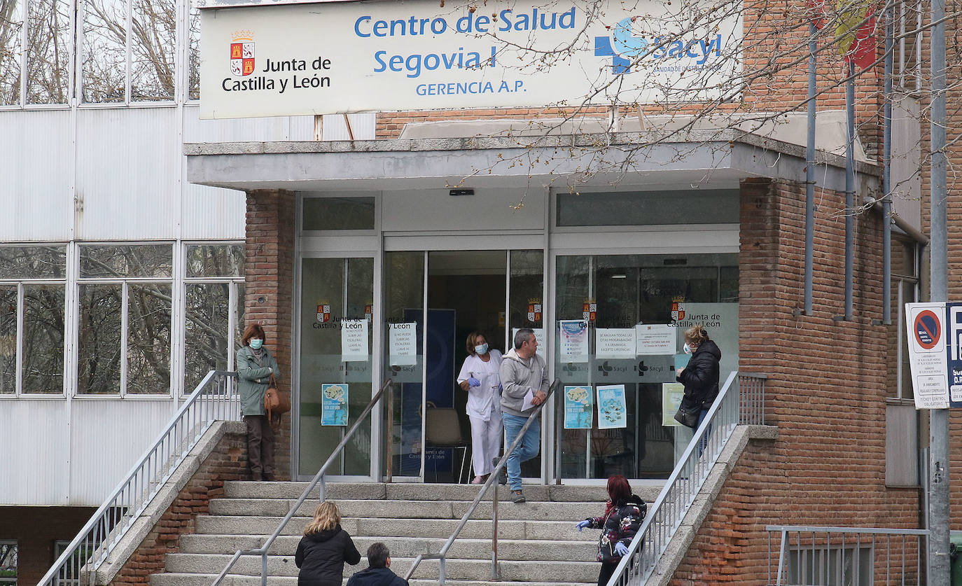 Un militar de la UME, este viernes, en las inmediaciones del acceso a Urgencias del Hospital General de Segovia. 