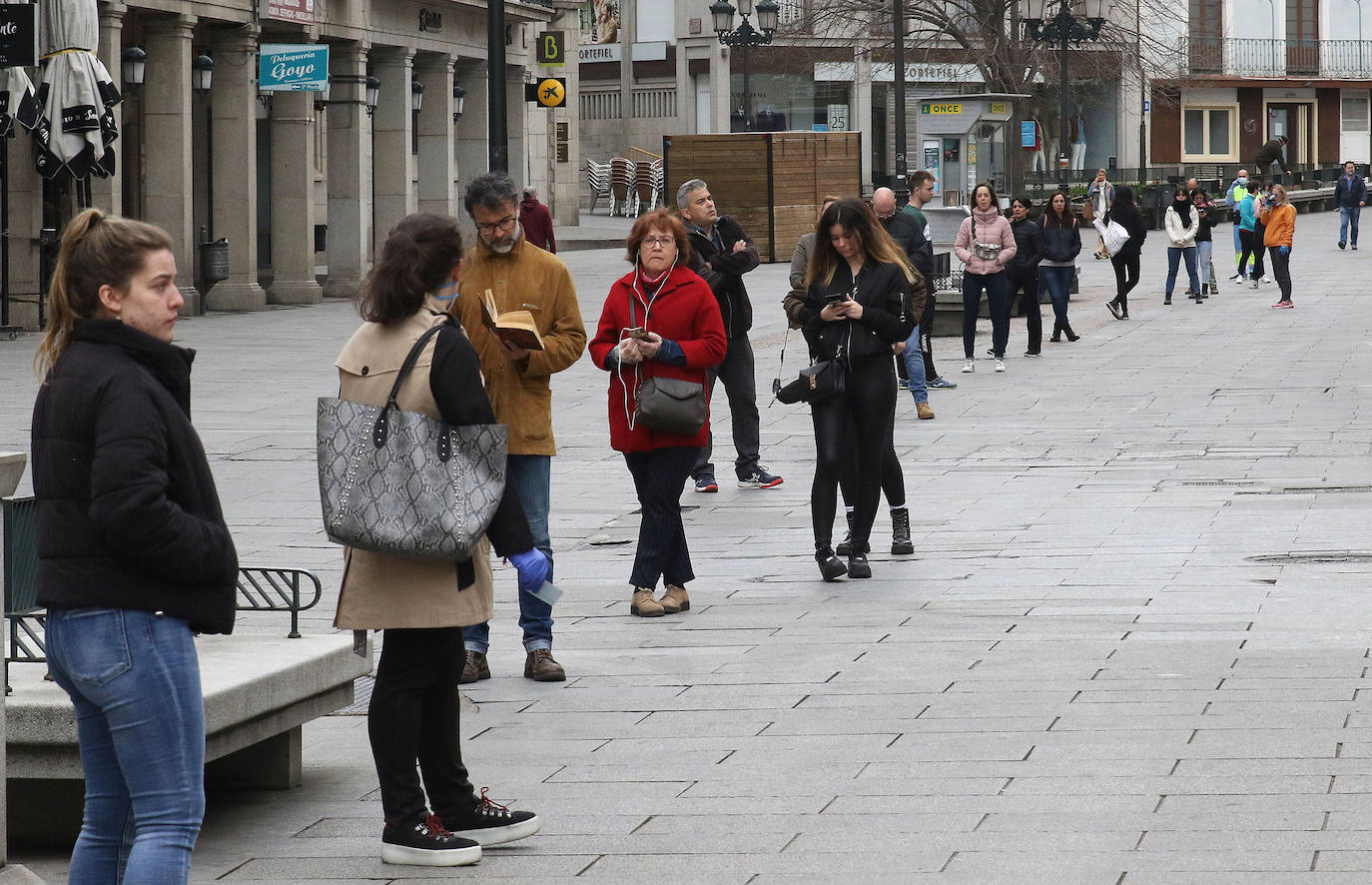 Un militar de la UME, este viernes, en las inmediaciones del acceso a Urgencias del Hospital General de Segovia. 